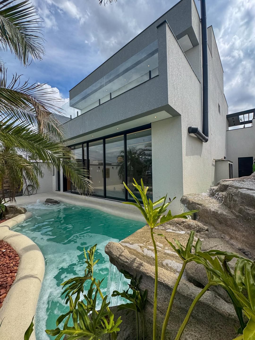 Sobrado de Alto Padrão com Vista Permanente para Área de Preservação e Lazer Completo