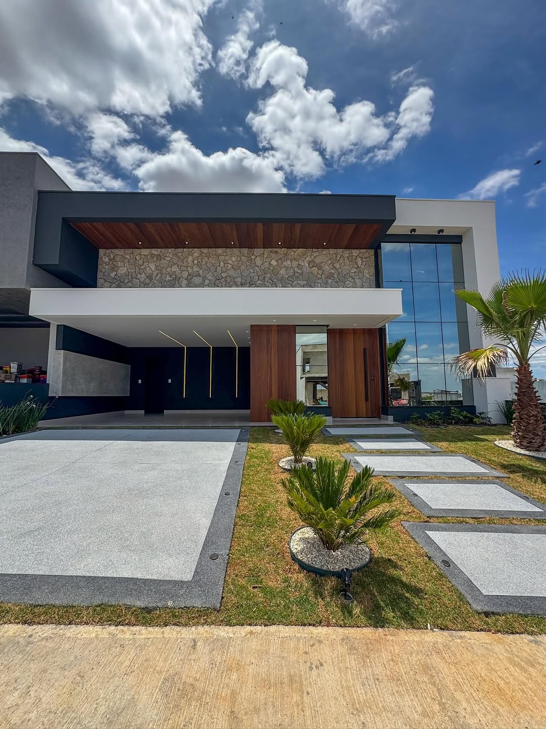 Casa Térrea Moderna com Pele de Vidro e Piscina em Condomínio Desejado de Indaiatuba