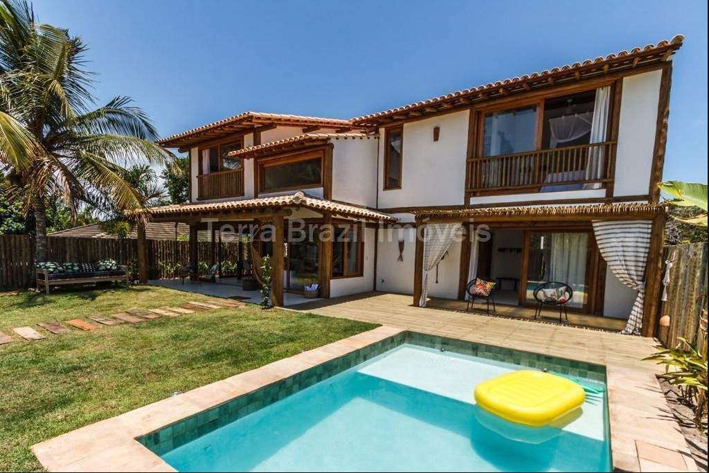 Casa Vivamar com 3 suítes, piscina e acesso à Praia dos Amores no Outeiro das Brisas