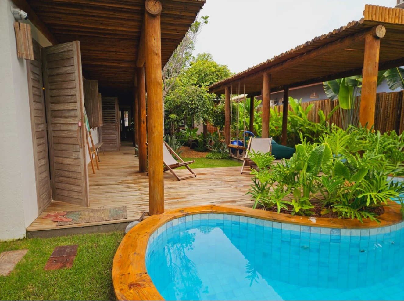 Casa de alto padrão assinada pela Arquitetura a 300 metros da praia