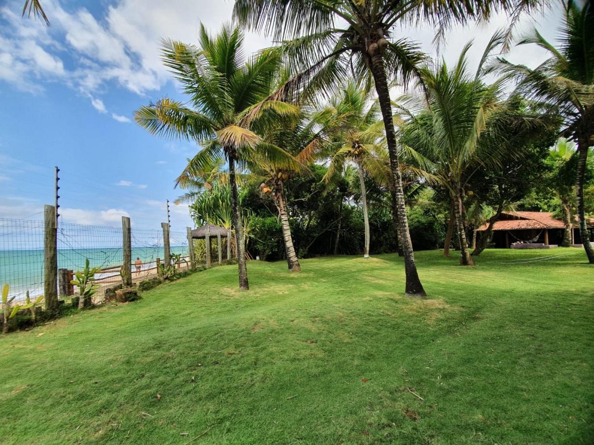 Casa pé na areia com praia privativa e terreno de 2.400 m² em Arraial d’Ajuda