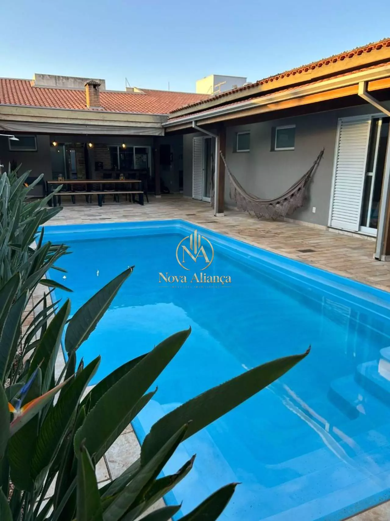Casa com 3 suítes e piscina aquecida no Condomínio Flamboyant