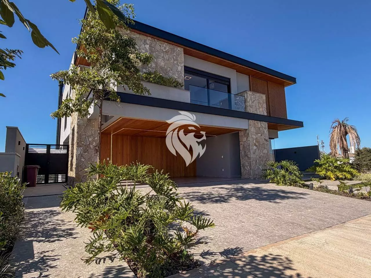 Sobrado de 530 m² com 4 suítes, elevador e adega no Villa dos Pinheiros