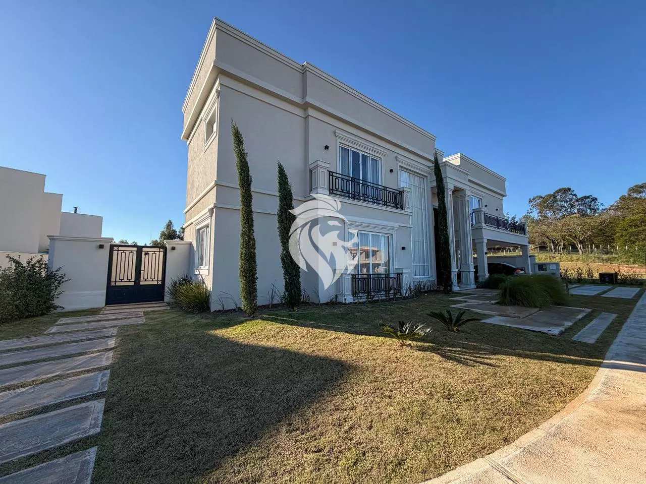 Sobrado neoclássico com 5 suítes e piscina com borda infinita no Villa dos Pinheiros