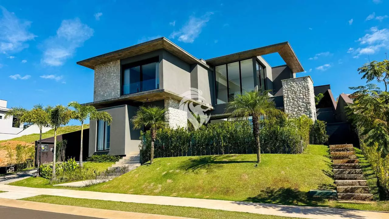 Sobrado de 456 m² com 4 suítes e piscina no Villa dos Pinheiros