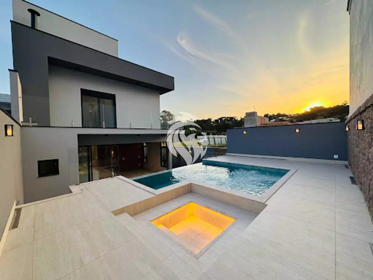 Casa com 3 suítes e piscina com borda infinita no Villa Sapezal