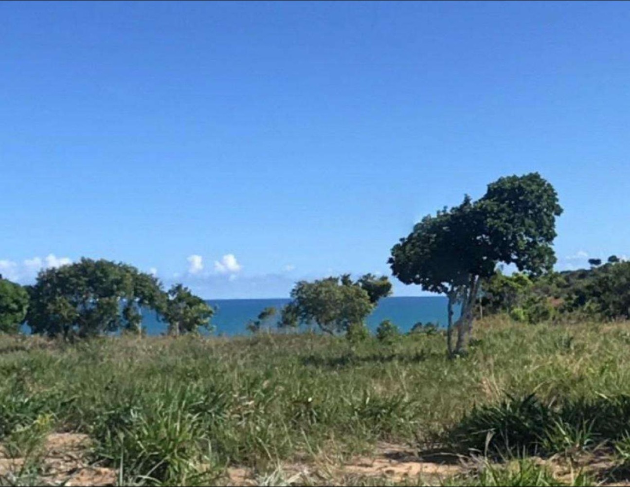 Terreno em condomínio com 1.500 m² e vista para o mar a 300 metros da praia em Arraial d’Ajuda em Porto Seguro/BA